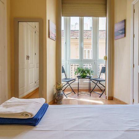 Bright Two-Bedroom Apartment In The Historic Center Малага Екстер'єр фото