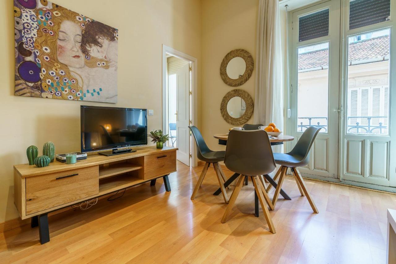 Bright Two-Bedroom Apartment In The Historic Center Малага Екстер'єр фото