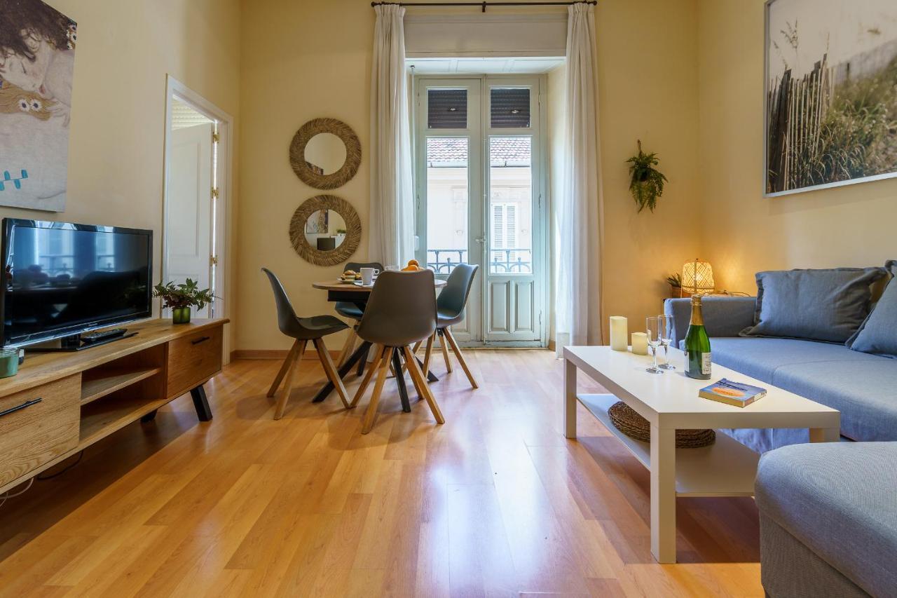 Bright Two-Bedroom Apartment In The Historic Center Малага Екстер'єр фото