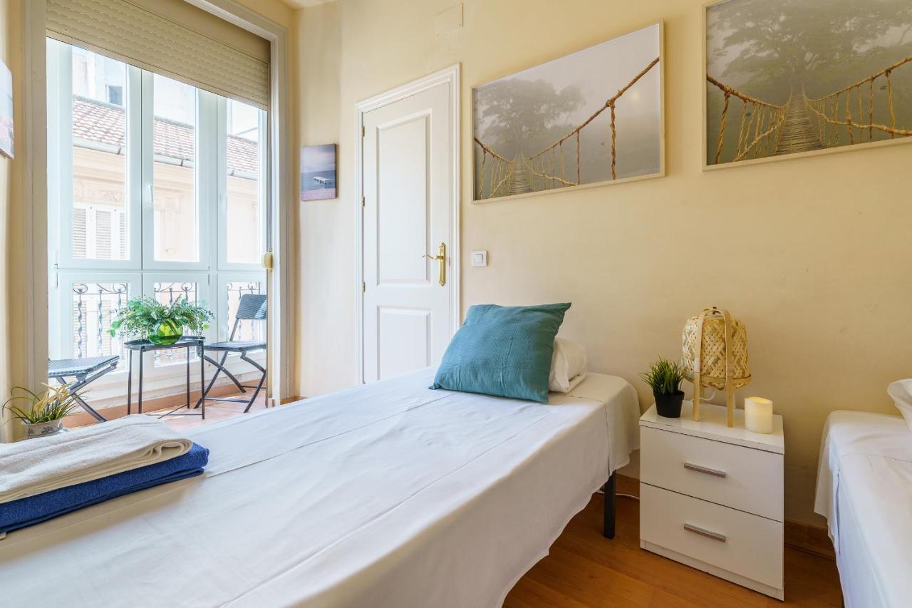 Bright Two-Bedroom Apartment In The Historic Center Малага Екстер'єр фото