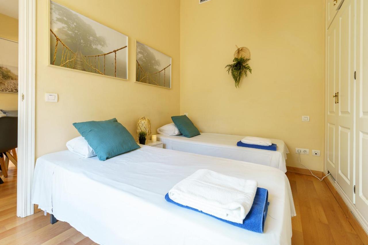 Bright Two-Bedroom Apartment In The Historic Center Малага Екстер'єр фото