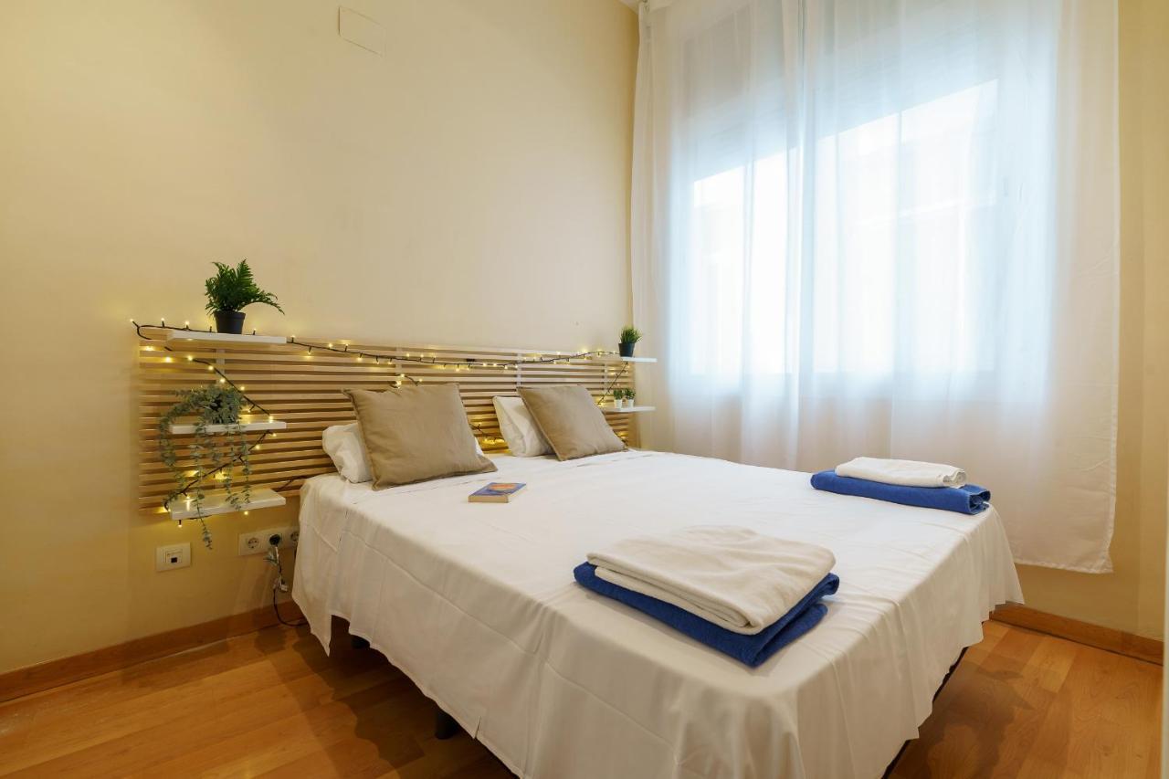Bright Two-Bedroom Apartment In The Historic Center Малага Екстер'єр фото