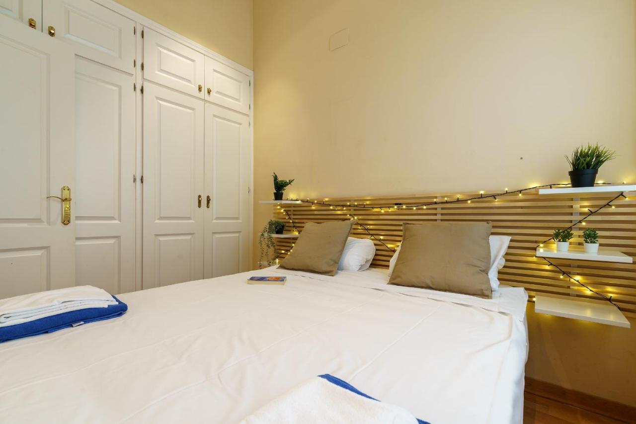 Bright Two-Bedroom Apartment In The Historic Center Малага Екстер'єр фото