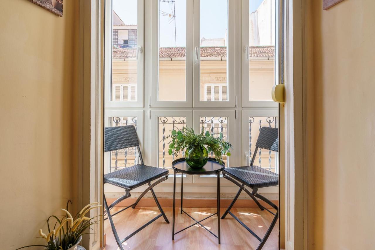 Bright Two-Bedroom Apartment In The Historic Center Малага Екстер'єр фото